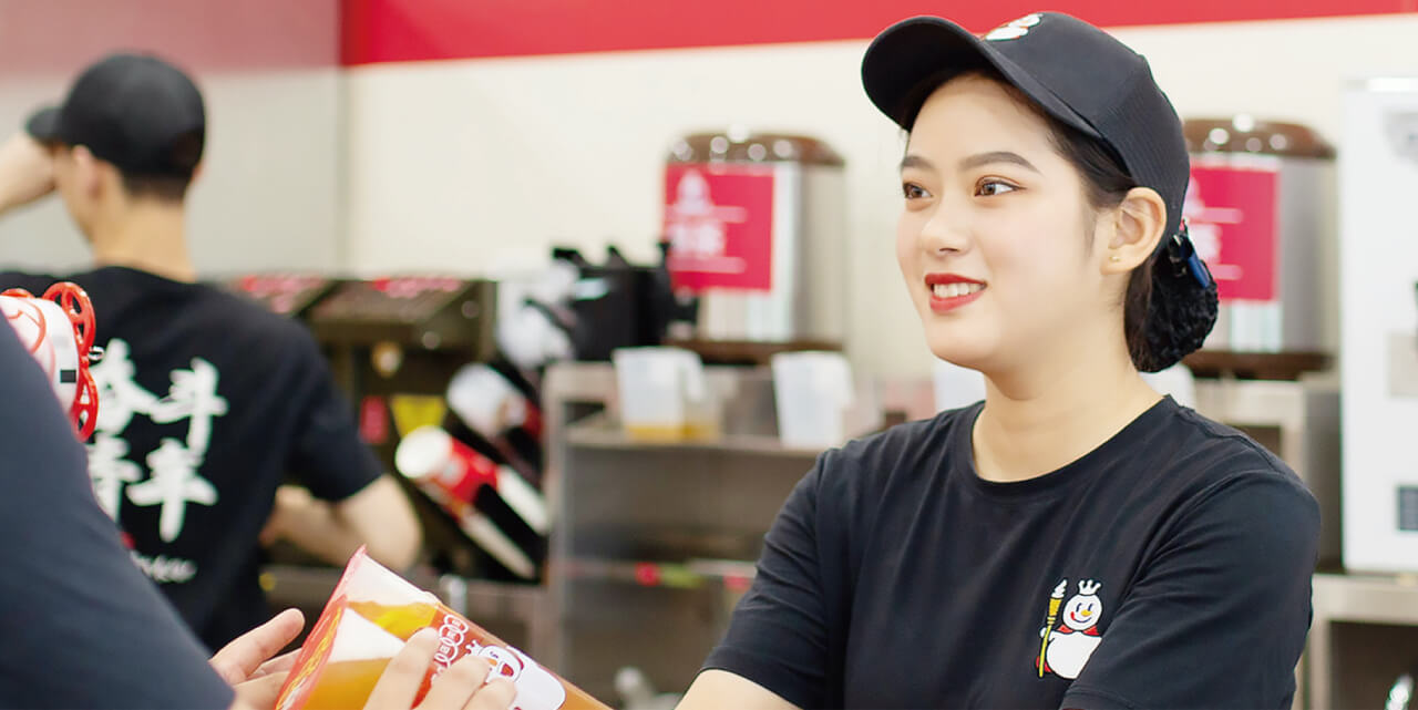 Nhân viên Mixue phục vụ khách hàng